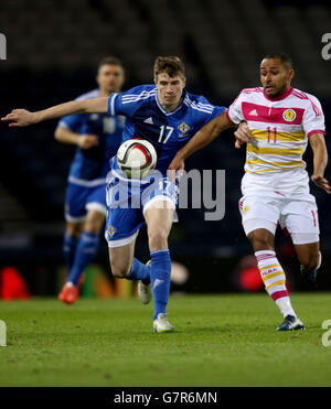 Patrick McNair (links) von Nordirland fordert Schottlands Ikechi Anya während des International Friendly im Hampden Park, Glasgow, heraus. Stockfoto