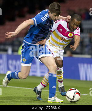 Schottlands Ikechi Anya (rechts) und Nordirlands Patrick McNair während des International Friendly im Hampden Park, Glasgow. Stockfoto