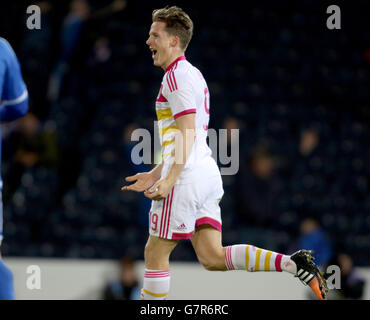 Der schottische Christophe Berra feiert sein Ziel während des International Friendly im Hampden Park, Glasgow. Stockfoto