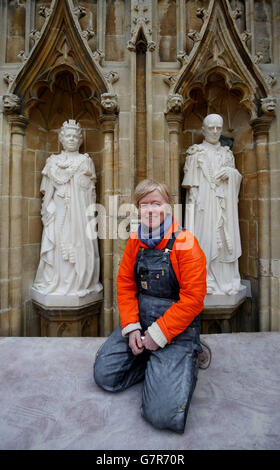 Die Architekturbildnerin Nina Bilbey steht mit ihren Statuen der Königin Elizabeth II. Und des Herzogs von Edinburgh in der Canterbury Cathedral in Kent zu einem Zeichen des Diamantenjubiläums der Königin. Stockfoto