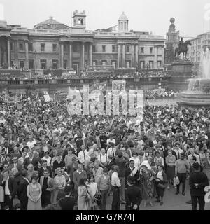 Menschenmassen auf dem Londoner Trafalgar Square hörten Reden, als sich die Kommunistische Partei dort in einem öffentlichen Protest gegen die "US-Aggression in Vietnam" traf. Das Treffen verurteilte die US-Bombardierung von Hanoi und Haiphong. Nach dem Treffen wurde eine Demonstration vor der US-Botschaft abgehalten. Stockfoto