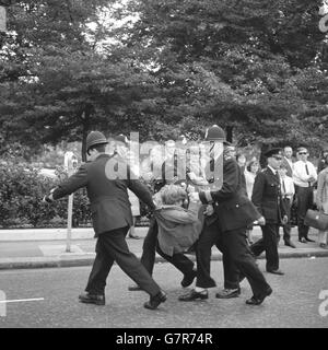 Nach einem Treffen der Kommunistischen Partei auf dem Londoner Trafalgar Square, wo sie sich getroffen hatten, um gegen die "US-Aggression in Vietnam" zu protestieren, hat die Polizei einen Vietnamkriegsprotest auf dem Grosvenor Square weggebracht. Das Treffen verurteilte die Bombardierung von Hanoi und Haiphong durch die USA. Nach dem Treffen wurde eine Demonstration vor der US-Botschaft abgehalten. Stockfoto