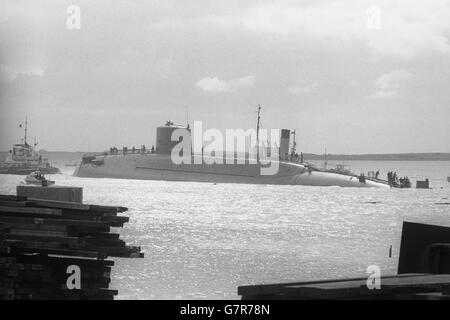 HMS Resolution, Großbritanniens erstes Polaris-U-Boot, im Wasser von Barrow in Furness, nachdem es von der Queen Mother benannt wurde. Demonstranten gegen das britische Polaris-Programm standen mit Plakaten auf der Zufahrtsstraße, als die Queen Mother zur Namensgebung und Startzeremonie in der Vickers Armstrong Shipyard eintraf. HMS Resolution, etwa 7,000 Tonnen, ist eine von vier Polaris-U-Booten, die bis 1970 in Betrieb sein sollten. Stockfoto