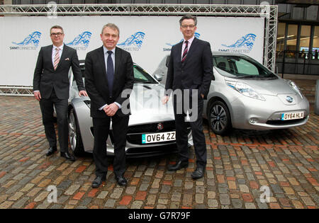 Mike Bell, Global Connected Car Director bei Jaguar Land Rover, Robert Goodwill MP, Parlamentarischer Staatssekretär, und Mike Hawes, SMMT Chief Executive, mit einem Jaguar F-TYPE und einem Nissan Leaf, im Vorfeld der SMMTConnected-Konferenz im Queen Elizabeth II Conference Center, London, Wie bekannt gegeben wird, wird erwartet, dass die Innovationen der Automobilindustrie im Bereich vernetzter und autonomer Autos 320,000 britische Arbeitsplätze schaffen und &ACIRC;£51 Milliarden für die britische Wirtschaft generieren werden. Stockfoto