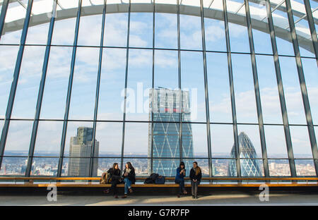 Allgemeine Ansicht des Sky Garden in der Fenchurch Street 20, auch bekannt als das 'Walkie Talkie' Gebäude, im Zentrum von London, zeigt (von links nach rechts) Tower 42, das Leadenhall Building, auch bekannt als 'The Cheesegrater' und 30 St Mary AX, auch bekannt als 'The Gherkin'. DRÜCKEN Sie VERBANDSFOTO. Bilddatum: Mittwoch, 25. März 2015. Bildnachweis sollte lauten: Dominic Lipinski/PA Wire Stockfoto