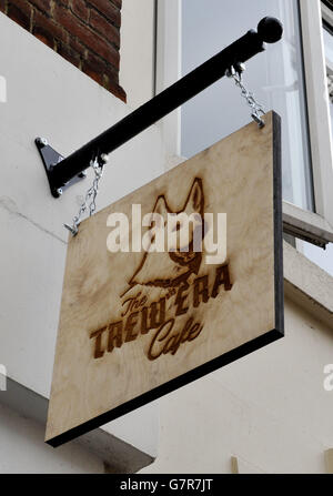 Ein Zeichen für das Trew Era Café, ein soziales Gemeinschaftsprojekt für Unternehmen auf dem New Era Anwesen, in Hoxton, Ost-London, das von Russell Brand eröffnet wurde. Stockfoto