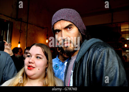 Jasmine Stone steht bei Russell Brand, nachdem er das Trew Era Café, ein soziales Gemeinschaftsprojekt für Unternehmen auf dem Anwesen der New Era, in Hoxton, im Osten Londons, eröffnet hat. Stockfoto