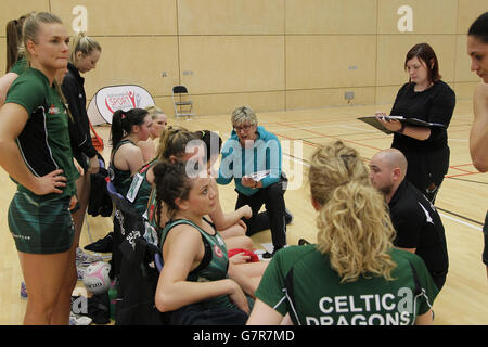 Netball - Superleague - Team Northumbria gegen Celtic Dragons - Sport Central Northumbria. Keltische Drachen halten ein Teamgespräch ab. Stockfoto