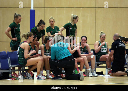 Netball - Superleague - Team Northumbria gegen Celtic Dragons - Sport Central Northumbria. Keltische Drachen halten ein Teamgespräch ab. Stockfoto