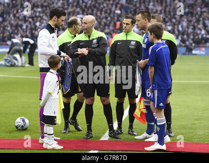 Schiedsrichter Anthony Taylor wirft die Prämatch-Münze mit Tottenham Hugo Lloris, Kapitän von Hotspur, und John Terry, Kapitän von Chelsea Stockfoto