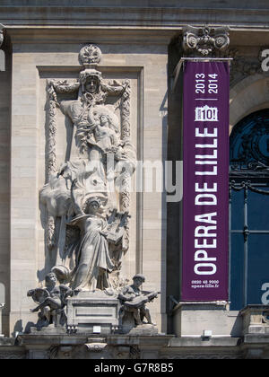 LILLE, FRANKREICH - 08. JUNI 2014: Architektonisches Detail an der Oper (Opera de Lille) mit Bannerschild Stockfoto