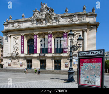 LILLE, FRANKREICH - 08. JUNI 2014: Außenansicht des Opernhauses (Opera de Lille) mit Schildern Stockfoto