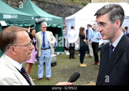 Michael Crick interviews Tory MP Jacob Rees Mogg am College Green nach dem EU-Referendum. Stockfoto