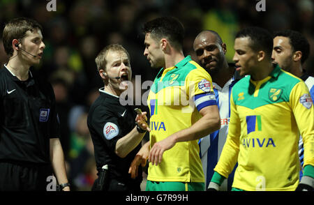 Der stellvertretende Schiedsrichter Alan Dale und der Schiedsrichter Gavin ward haben einen Wort mit Norwich Captain Russell Martin (Mitte) Stockfoto