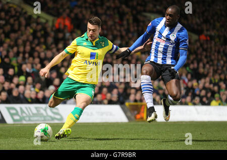 Russell Martin von Norwich City fordert Marc-Antoine Fortune von Wigan Athletic heraus Stockfoto