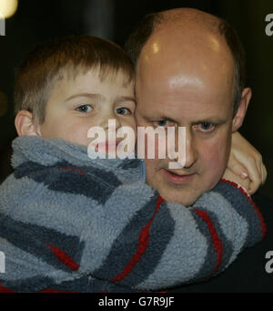 Hugh Clay mit seinem Sohn Mathew, 5, nachdem er im Aufzug des Science Center festsaß. Stockfoto