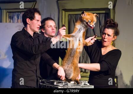 (Von links nach rechts) Nichola Anscombe, Matthew McGuire und Charlie Tuesday Gates während einer Generalprobe für Sing for Your Life, ein Musical mit Präparatoren-Tieren des Präparatoren-Künstlers Charlie Tuesday Gate, das Teil des Vaults Festival, At The Vaults, Waterloo, London ist. Stockfoto