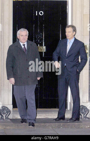 Taoiseach Bertie Ahern verlässt das Amt nach Gesprächen mit Premierminister Tony Blair. Stockfoto