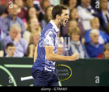 Der britische James ward reagiert in seinem Spiel gegen den US-Amerikaner John Isner beim Davis-Cup-Spiel in der Emirates Arena in Glasgow. Stockfoto