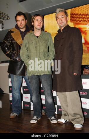 Feeder - Pushing the Senses - HMV Oxford Street. Mark Richardson (L), Grant Nichola (C) und Taka Hirose von der Rockband Feeder bei einem Instore-Auftritt. Stockfoto