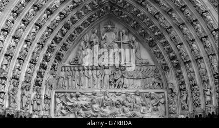 Reisestab - Paris. Detail einer Tür an der Kathedrale Notre Dame in Paris, Frankreich. Stockfoto