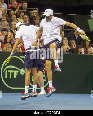 Der Amerikaner Mike Bryan und Bob Bryan feiern, nachdem er während des Davis-Cup-Spiels in der Emirates Arena in Glasgow den ersten Satz gegen die Briten Dominic Inglot und Jamie Murray gewonnen hat. Stockfoto