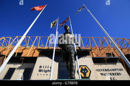 Allgemeine Ansicht der 'Billy Wright' Statue außerhalb Molineux vor dem Spiel zwischen Wolverhampton Wanderers' und Watford'. Stockfoto