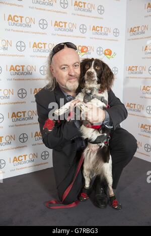 Bill Bailey mit dem Hund Jess bei Crufts im NEC in Birmingham unterstützt die Kampagne Be Lungworm Aware, um das Bewusstsein für den Lungenwurm-Parasiten zu schärfen, der für Hunde tödlich sein kann. Stockfoto