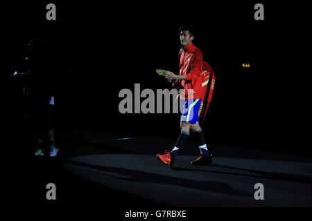 Badminton - 2015 Yonex All England Badminton Championships - Tag Fünf - National Indoor Arena. Chinas Chen Long beim Sieg bei den Herren Singles Yonex All England Open 2015 gegen den dänischen Jan O Jorgensen (rechts) Stockfoto