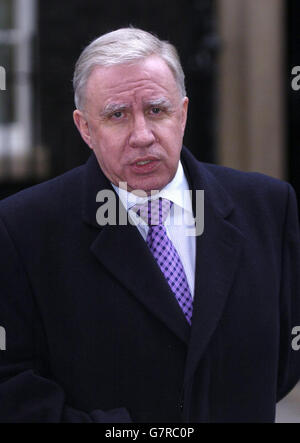 Der nordirische Sekretär Paul Murphy spricht vor der Downing Street Nr. 10 an die Medien. Stockfoto