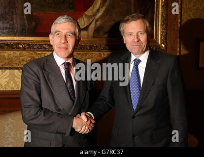 Der britische Außenminister Jack Straw (links) schüttelt sich die Hände mit Jaap De Hoop Scheffer, dem Generalsekretär der NATO. Stockfoto