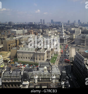 London vom Turm des New Zealand House aus, mit Blick auf den Trafalgar Square, die National Gallery auf der linken Seite, die St Martin-in-the Fields Church (nach hinten gerichtet), die Themse im Hintergrund und die St Paul's Cathedral, die von der Skyline der Stadt in den Schatten gestellt wird. Stockfoto