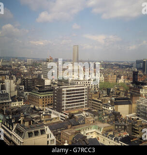 London aus dem Turm des New Zealand House. Blick nach Nordosten mit der Mitte des Bildes dominiert von Center Point, einem Wolkenkratzer am St. Giles's Circus. Stockfoto