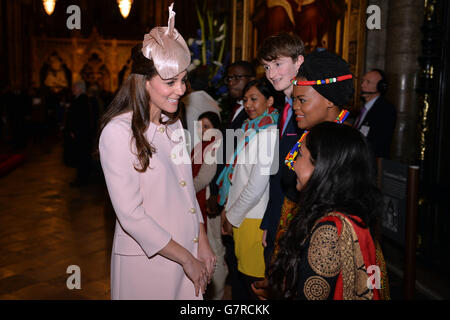 Die Herzogin von Cambridge spricht mit Gästen, als sie die Commonwealth Observance in Westminster Abbey, London, verlässt. Stockfoto