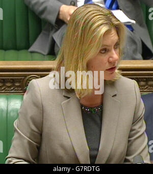 Entwicklungsministerin Justine Greening gibt im Londoner Unterhaus eine Erklärung ab, in der sie ankündigt, dass Königin Elizabeth II. Pläne unterzeichnet hat, Briten, die im Kampf gegen Ebola in Sierra Leone mitgewirkt haben, eine besondere Medaille zu verleihen. Stockfoto