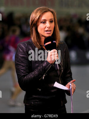 Netball - Superleague - Loughborough Lightning gegen Yorkshire Jets - Sir David Wallace Sports Hall. Sky Sports-Moderatorin Anna Woolhouse Stockfoto