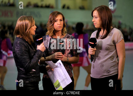 Netball - Superleague - Loughborough Lightning gegen Yorkshire Jets - Sir David Wallace Sports Hall. Sky Sports-Moderatorin Anna Woolhouse (links) chattet mit Manchester Thunder-Trainerin Karen Greig (Mitte) und Becky Trippick von Surrey Storm Stockfoto