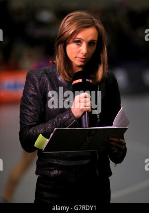 Netball - Superleague - Loughborough Lightning gegen Yorkshire Jets - Sir David Wallace Sports Hall. Sky Sports-Moderatorin Anna Woolhouse Stockfoto