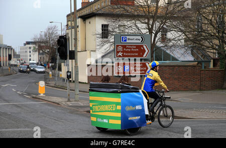 William Hill Push Bike Taxi in Cheltenham Stadtzentrum, am St. Patrick's Day während des Cheltenham Festival auf Cheltenham Rennbahn. DRÜCKEN Sie VERBANDSFOTO. Bilddatum: Donnerstag, 12. März 2015. Siehe PA Story RACING Cheltenham. Bildnachweis sollte lauten: Nick Potts/PA Wire. Stockfoto