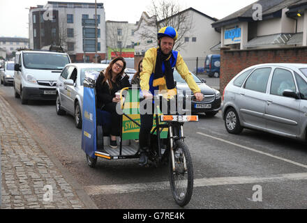 William Hill Push Bike Taxi in Cheltenham Stadtzentrum, am St. Patrick's Day während des Cheltenham Festival auf Cheltenham Rennbahn. DRÜCKEN Sie VERBANDSFOTO. Bilddatum: Donnerstag, 12. März 2015. Siehe PA Story RACING Cheltenham. Bildnachweis sollte lauten: Nick Potts/PA Wire. Stockfoto