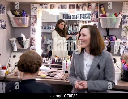 Die Herzogin von Cambridge chattet mit Nic Collins im Haar und bildet sich als Schauspielerin Phyllis Logan wird während eines offiziellen Besuches im Set von Downton Abbey in den Ealing Studios in London (Mrs Hughes) gemacht. Stockfoto