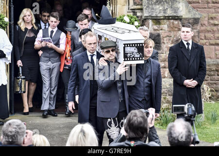 Der mit Visage dekorierte und mit Hut bedeckte Sarg von Steve Strange wird von Mitgliedern des Spandau Ballet, darunter Steve Norman (vorne rechts) und Gary Kemp (Mitte links), und Boy George (vorne links), aus All Saints Church, Porthcawl, Wales, herausgebracht, wo die Beerdigung des Popstars der 80er Jahre stattfand. Stockfoto