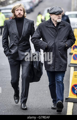 Friseur Nicky Clarke (links) kommt bei der Beerdigung von Steve Strange in der All Saints Church, Porthcawl, Wales an. Stockfoto