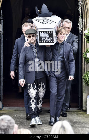 Der mit Visage dekorierte und mit Hut bedeckte Sarg von Steve Strange wird von Mitgliedern des Spandau Ballet, darunter Steve Norman (vorne rechts) und Martin Kemp (hinten rechts), und Boy George (vorne links), aus der All Saints Church, Porthcawl, Wales, herausgebracht, wo die Beerdigung des Popstars der 80er Jahre stattfand. Stockfoto