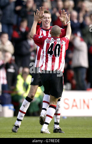 Southampton's Peter Crouch feiert Scoring das erste Tor Equalizer gegen Everton mit Teamkollege Nigel Quashie. Stockfoto