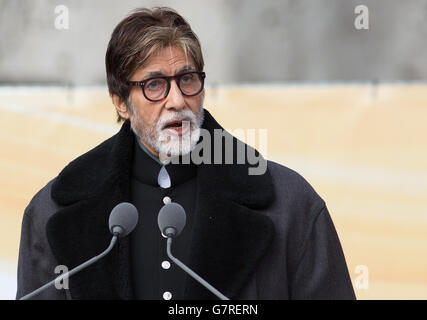Bollywood-Schauspieler Amitabh Bachchan hält eine Rede während der Enthüllung der Mahatma Gandhi-Statue auf dem Parliament Square in London. Stockfoto