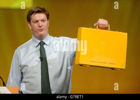 Finanzminister Danny Alexander hält eine gelbe Haushaltsbox der Liberaldemokraten hoch, während er auf der Frühjahrstagung der Liberaldemokraten im BT Convention Center in Liverpool spricht. Stockfoto