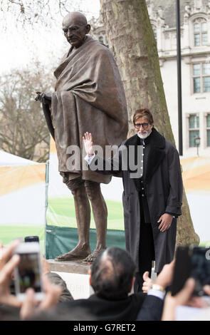 Bollywood-Schauspieler Amitabh Bachchan während der Enthüllung der Mahatma Gandhi-Statue auf dem Parliament Square in London. Stockfoto