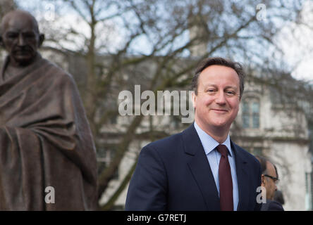 Premierminister David Cameron bei der Enthüllung der Mahatma Gandhi-Statue auf dem Parliament Square in London. Stockfoto