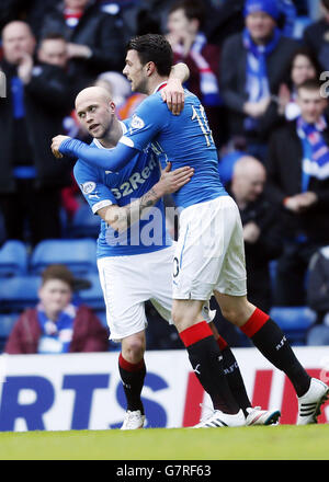 Haris Vuckic von den Rangers feiert sein Tor mit Teamkollege Nicky Law während des schottischen Meisterschaftsspiels in Ibrox, Glasgow. Stockfoto